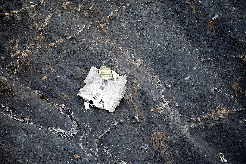 Департамент Альпы Верхнего Прованса, Франция. Обломки самолета Airbus A320 немецкой авиакомпании Germanwings