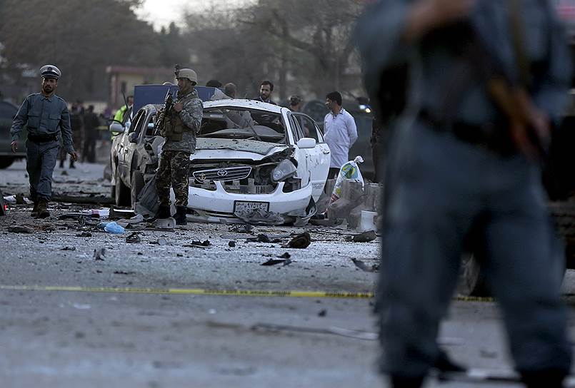 Кабул, Афганистан. Последствия взрыва автомобиля, начиненного взрывчаткой в центре города