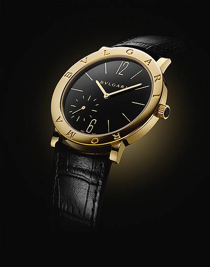Одна из самых знаменитых моделей римского ювелирного дома Bvlgari – Bvlgari-Bvlgari, отмечает в этом году 40-летие. Римский дом кардинальным образом обновил историческую линейку. Сегодня в линию Bvlgari-Bvlgari (еще одно ее название – Bvlgari Roma) включены мужские, формата black tie, и женские ювелирные часы. В линейке показаны как формальные, простые модели, так часы и с усложнениями, вроде турбийона (он позиционируется как самый тонкий в мире – толщина калибра BVL 268 составляет 1,95 миллиметра) или ультратонкого механизма