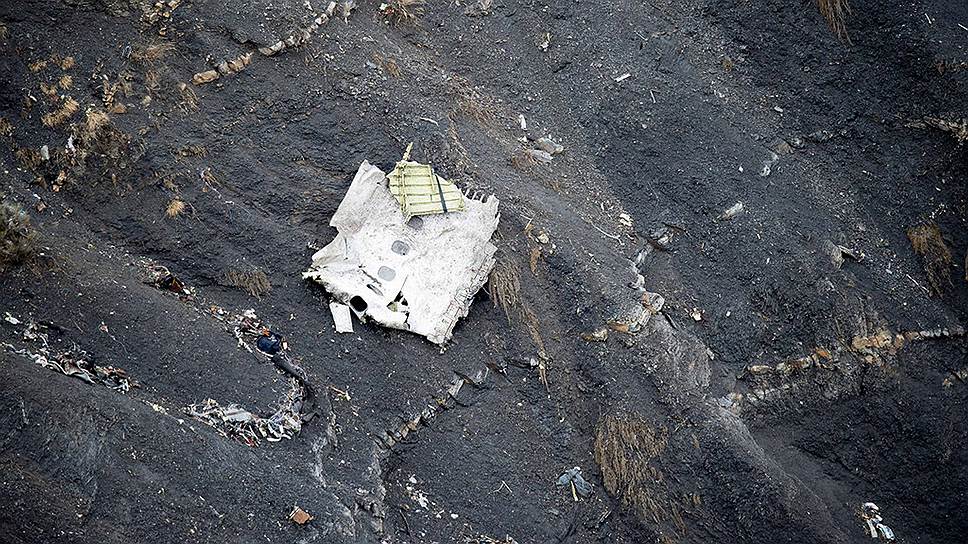 24 марта 2015 года самолет Airbus A320 бюджетной Germanwings разбился в труднодоступном районе Французских Альп. При крушении лайнера, следовавшего из Барселоны в Дюссельдорф, погибли 150 человек. Вскоре стало известно, что один из пилотов разбившегося и самолета перед падением покинул кабину пилотов лайнера и не мог вернуться в нее. Позже глава авиакомпании Germanwings Томас Винкельман подтвердил, что крушение самолета Airbus A320 было преднамеренным