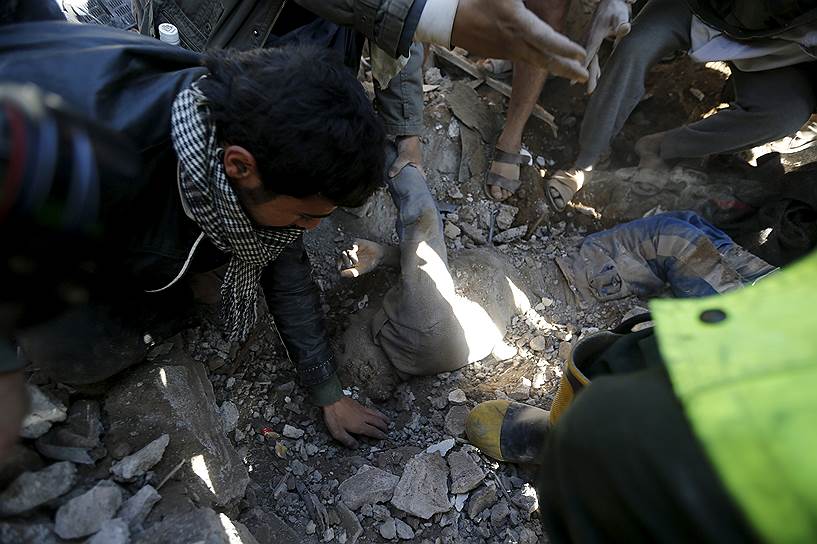 Сана, Йемен. Извлечение тела мужчина из-под завалов после саудовской бомбардировки