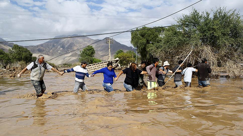 Копьяпо, Чили. Местные жители во время наводнения