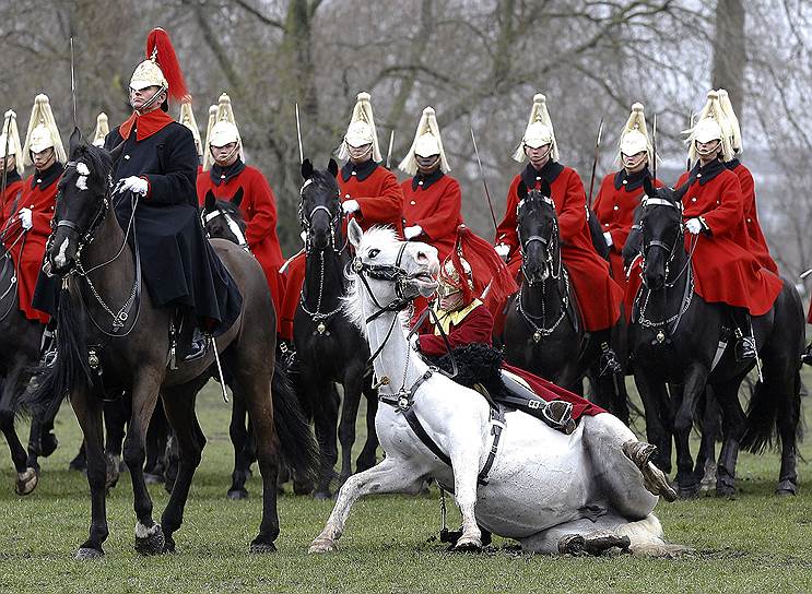 Лондон, Великобритания. Падение наездника во время ежегодного парада церемониального полка кавалерии в Гайд-парке