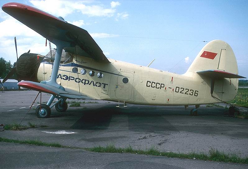 27 марта 1972 года самолет Ан-2 врезался в четырехэтажный жилой дом в городе Ворошиловград. Погиб лишь пилот самолета Тимофей Шовкунов, который и проживал в этом доме. В ходе расследования было установлено, что пилот врезался в дом преднамеренно из-за постоянных ссор в семье