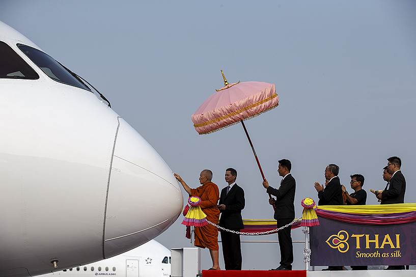 Бангкок, Таиланд. Церемония благословления буддистским монахом нового самолета Boeing B787-8 Dreamliner