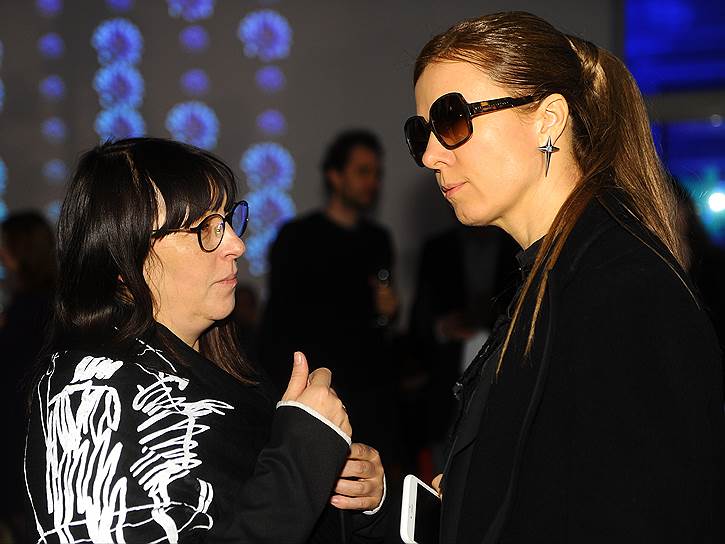 Главред Fashion Collection Марина Дэмченко (справа) уверена, что статус модного эксперта подчеркивают темные очки в темном помещении Нового Манежа на показе коллекции осень-зима 2015/16 модного дома Tegin