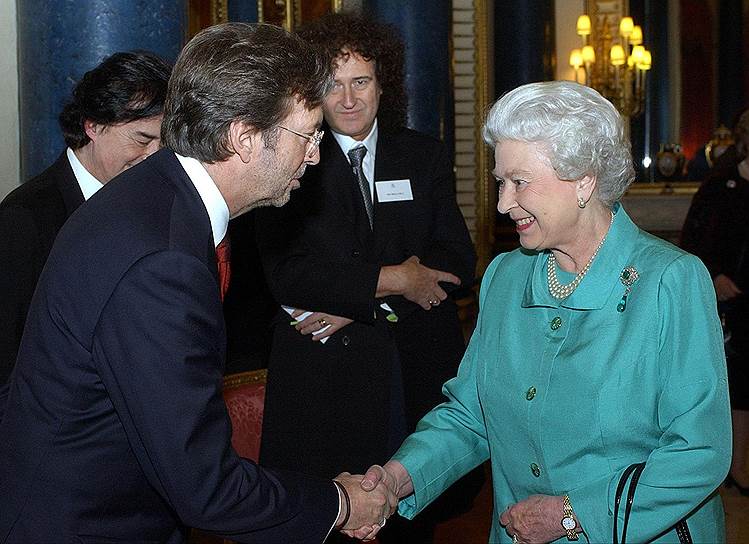В 2005 году Эрик Клэптон был посвящен в Командоры Ордена Британской империи.
&lt;br>На фото: Эрик Клэптон и королева Великобритании Елизавета II