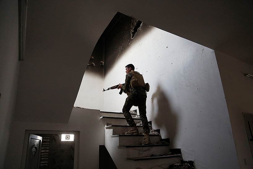 Тикрит, Ирак. Солдат иракской армии во время зачистки города от боевиков «Исламского государства»
