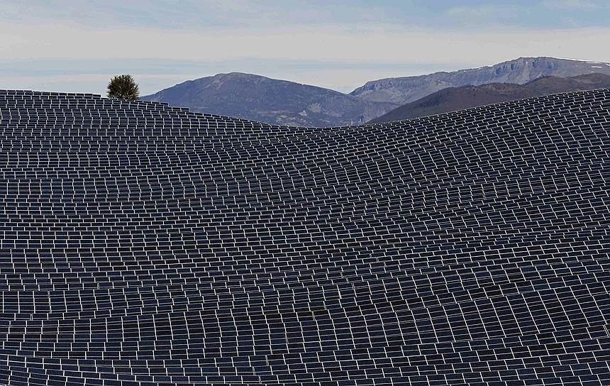 Ле Ме, департамент Альпы Верхнего Прованса, Франция. Вид на солнечные панели крупнейшей солнечной электростанции во Франции. Фотовольтаический парк в Ле Ме расположен на площади 200 га и вырабатывает 100 МВт энергии