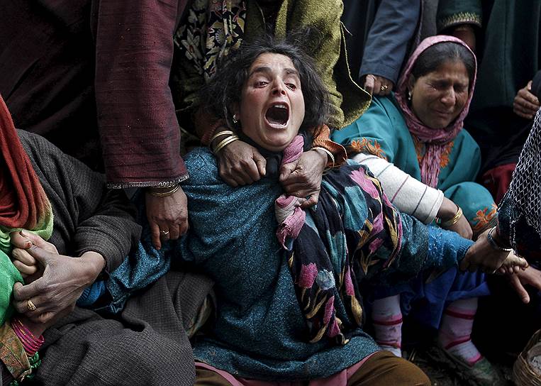 Ледхан, штат Джамму и Кашмир, Индия. Скорбящие родственники во время похорон погибших при сходе оползня