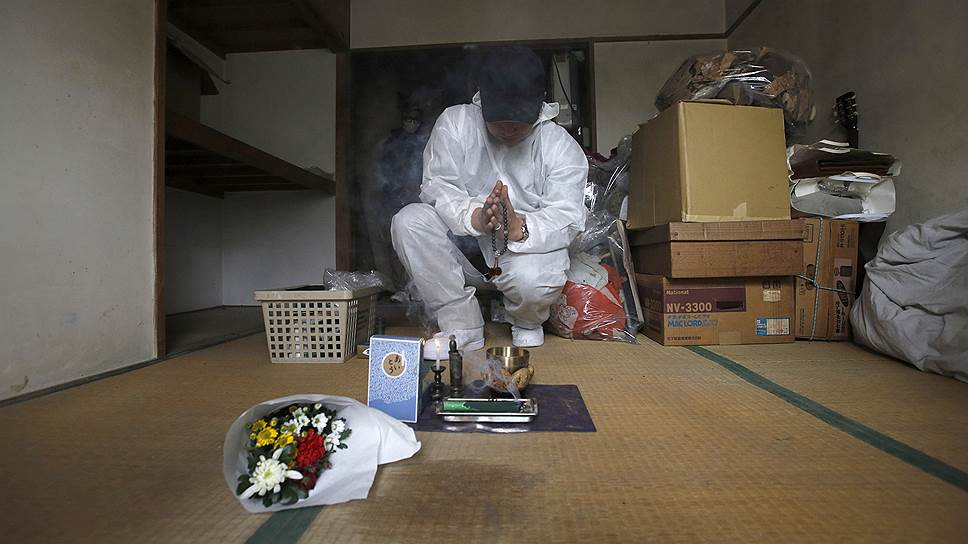 После уборки рабочие молятся за умерших и приносят к ним в дом цветы, тем самым проявляя свое уважение