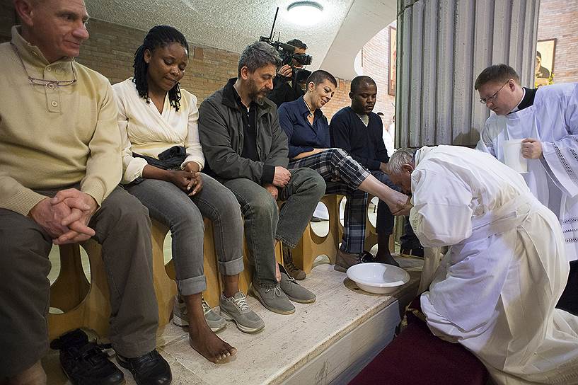Рим, Италия. Папа римский Франциск во время ритуала омовения ног заключенным в римской тюрьме