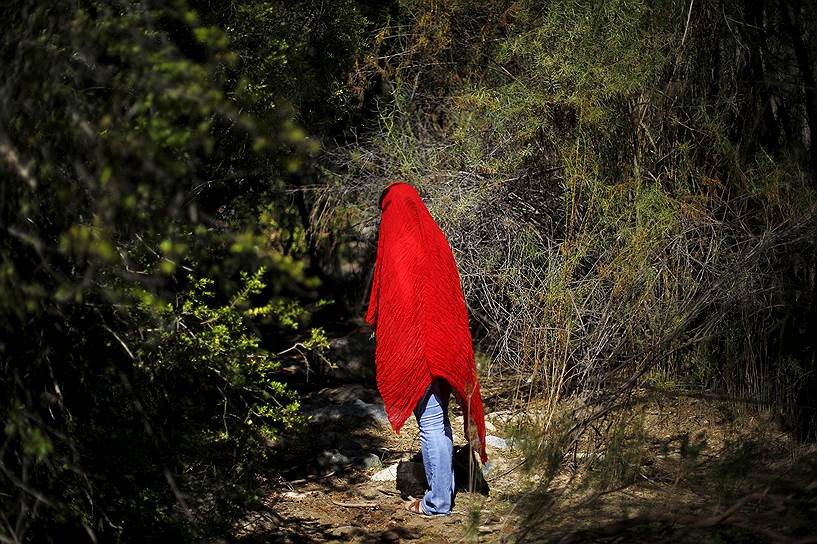 Кайманес, Чили. Правозащитница идет через лес по дороге между выработанным и заброшенным отсеком шахты Лос Пеламбрес и городом Кайманес в деревню Эль Мауро