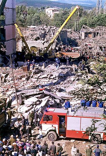 4 сентября 1999 года в городе Буйнакск (Дагестан) был взорван 5-этажный жилой дом, в котором жили семьи офицеров 136-ой бригады Министерства обороны. Два подъезда обрушились полностью. Погибли  64 человека, из них 23 ребенка. 146 человек получили тяжелые ранения. По данным следствия, эта теракт был организован и профинансирован руководителями незаконного вооруженного формирования Исламский институт «Кавказ» Эмиром аль-Хаттабом и Абу Умаром