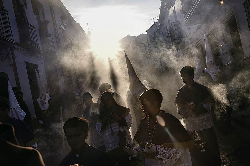 Арриате, Испания. Дым от горящего ладана окутывает участвующих в процессии во время страстной недели