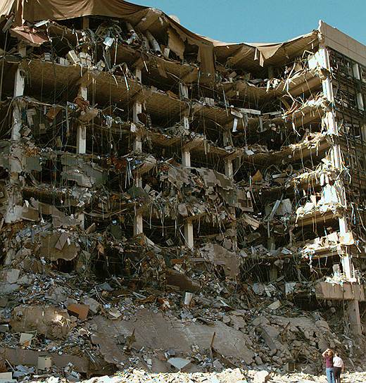19 апреля 1995 года в Оклахоме (США) в федеральном здании имени Альфреда Муррэя ультраправый террорист Тимоти Маквей взорвал бомбу. Погибли 168 человек