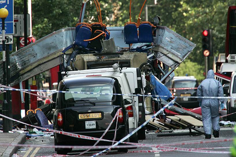 7 июля 2005 года в трех поездах лондонского метро сработали взрывные устройства. Еще одна бомба взорвалась в автобусе. Погибли 56 человек, более 700 были ранены. Теракт стал крупнейшим в Лондоне со времен Второй мировой