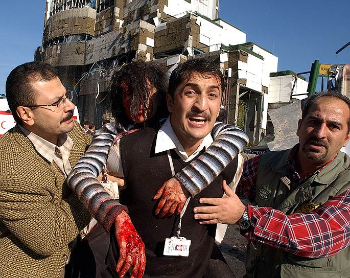 20 ноября 2003 года в Стамбуле прогремело пять взрывов, в том числе у британского генконсульства и у отделения одного из британских банков. В результате атаки погибли 28 человек, 450 человек получили ранения. Ответственность за происшедшее взяли на себя «Аль-Каида» и турецкая радикальная исламистская группировка «Фронт исламских моджахедов Востока»