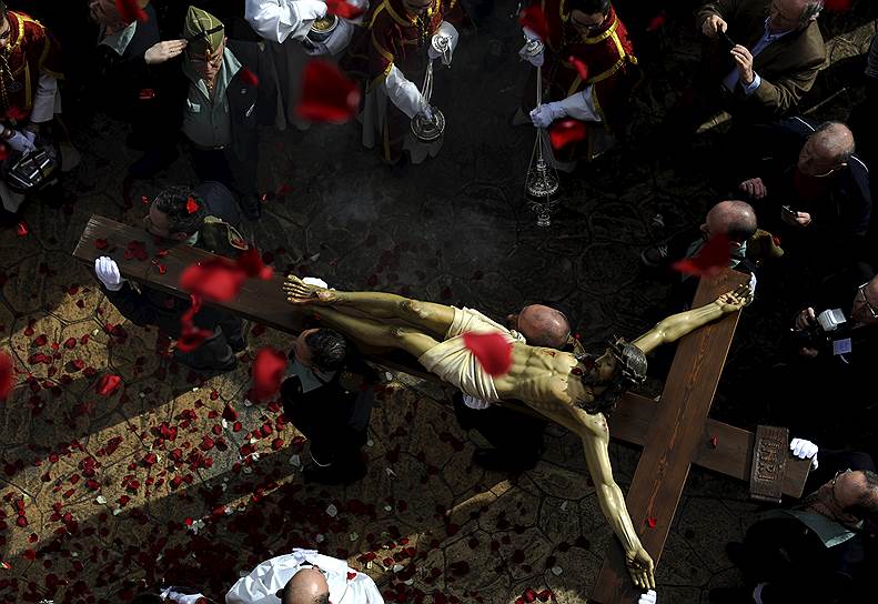 Фигура распятого Христа на религиозном шествии на севере Испании