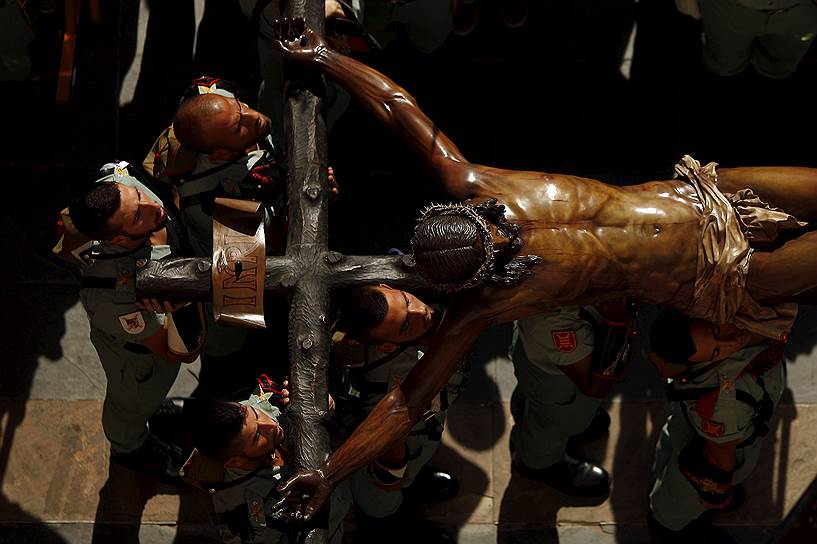 Малага, Испания. Вынос статуи Христа из храма в ходе церковной церемонии