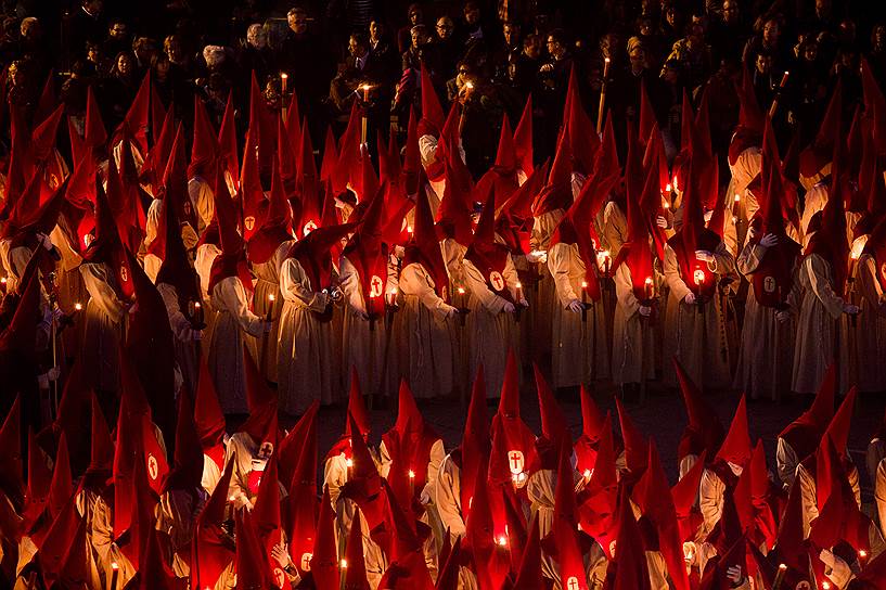 Испания. Верующие принимают участие в «Процессии тишины»