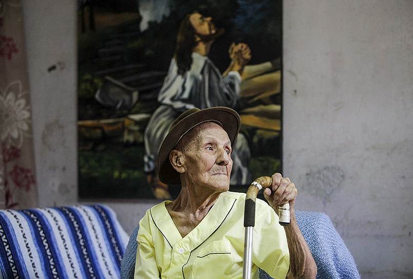 Манагуа, Никарагуа.  Эктор Гайтан на праздновании своего 111-го дня рождения. За свою жизнь мужчина был телеграфистом, художником, железнодорожным работником, партизаном. По словам господина Гайтана, он был знаком с никарагуанским политическим деятелем Аугусто Сесаром Сандино Кальдероном