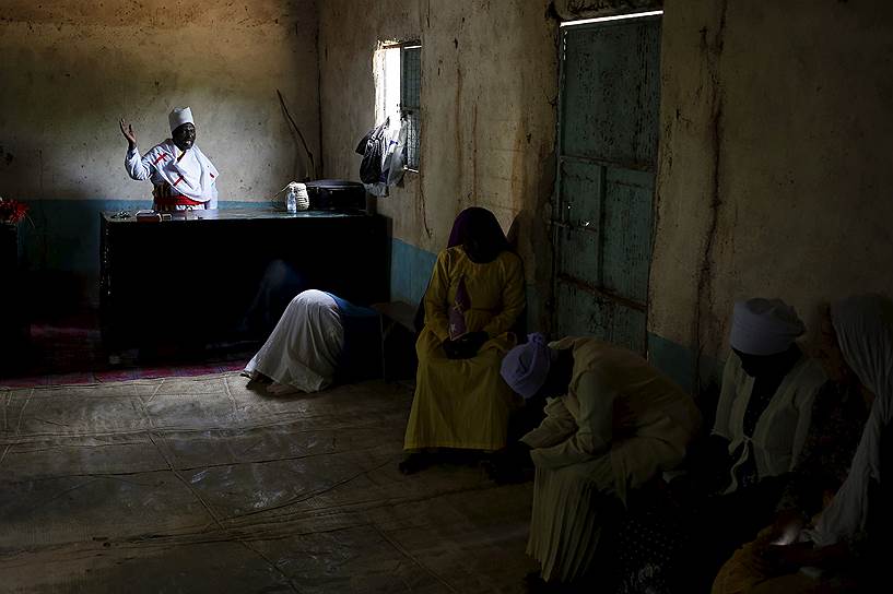 Гарисса, Кения. Христиане в церкви во время молитвы на Пасху