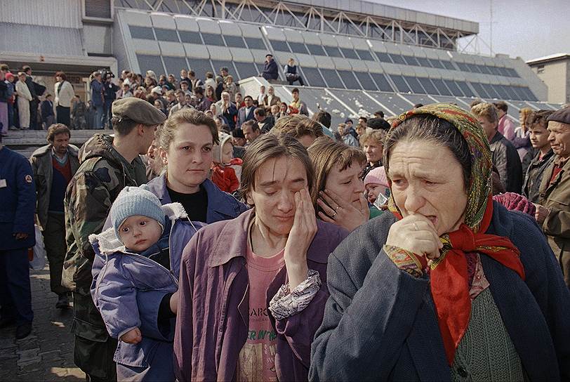 Полностью война закончилась только в 1995-м. Было убито 100 тыс. человек, 2,5 млн лишились жилья. Среди них боснийцев - 66%, сербов - 25%, хорватов - 8%. Однако 83% жертв среди гражданского населения были боснийцами, 10% - сербами, и 5% хорватами. Около 30% жертв среди мирного боснийского населения были женщины и дети