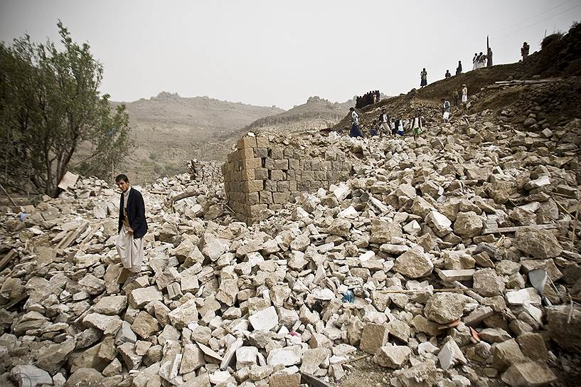 Сана, Йемен. Люди на развалинах домов, разрушенных в результате авиаударов саудовских ВВС