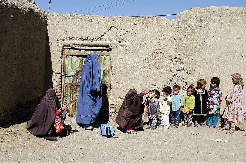 Кандагар, Кабул. Врач проводит вакцинацию детей