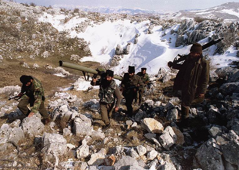Операцию по закрытию неба над страной проводило НАТО. Мирный план, предложенный США, о разделе Боснии на три этнические части не встретил поддержки на референдуме в мае 1993 года и усилил столкновения. 4 июня 1993 года Совбез ООН разрешил применение силы «для защиты зон безопасности», которыми были объявлены Сараево, Горажде, Сребреница, Тузла, Жепа и Бихач
