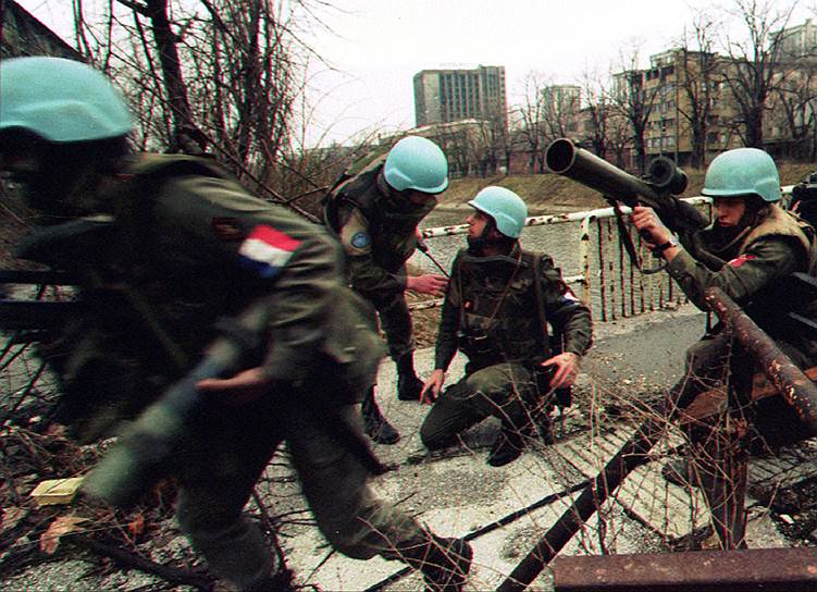 После взрыва на рынке НАТО в ультимативной форме потребовало от сербов отвода тяжелого вооружения от Сараево, но получило отказ. После этого началась операция «Обдуманная сила» против Республики Сербской, которая продолжалась до 14 сентября. 5 октября было объявлено о двухмесячном перемирии в связи с началом мирных переговоров