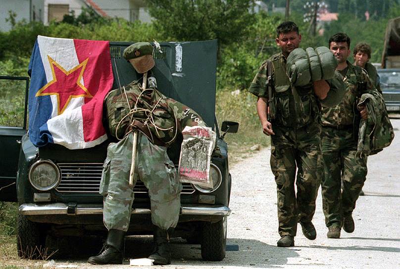 21 ноября 1995 года в американском городе Дейтон было подписано соглашение о мире в Боснии и Герцеговине. Устанавливалось, что Босния и Герцеговина отныне состоят из двух общин: Боснийской мусульмано-хорватской федерации и Сербской республики. Президиум Боснии и Герцеговины состоит из трех человек: одного боснийца, одного хорвата и одного серба. Каждые восемь месяцев один из трех представителей этнических групп по принципу ротации становится главой государства