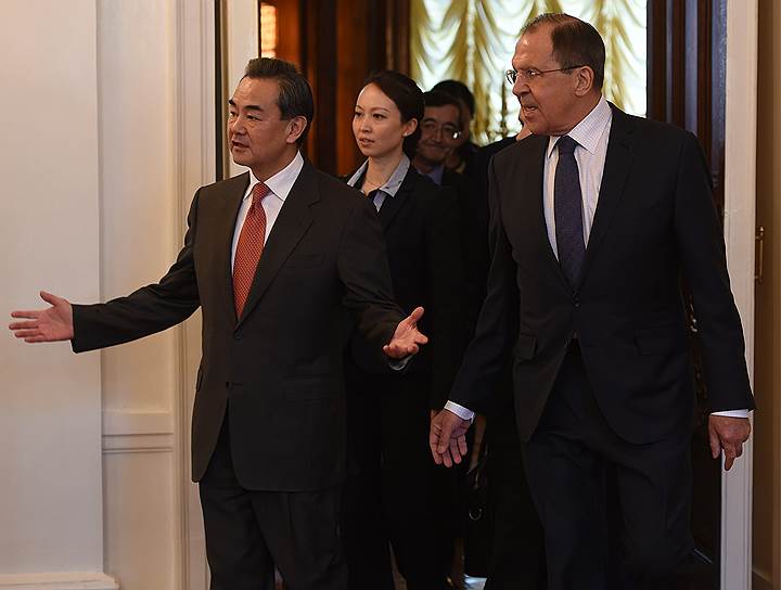 Министр иностранных дел Китая Ван И (слева), министр иностранных дел России Сергей Лавров (справа)