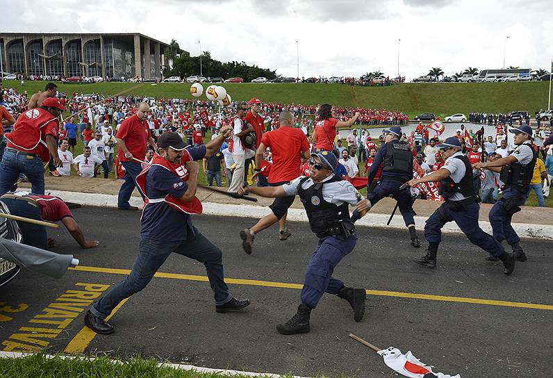 Бразилиа, Бразилия. Акция протеста рабочих переросла в столкновения с полицейскими 