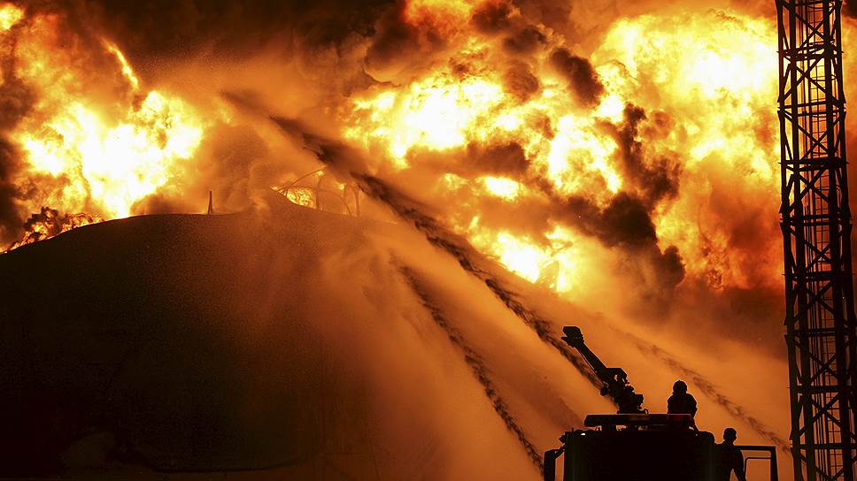 Чжэнчжоу, Китай. Тушение пожара на нефтехимическом заводе