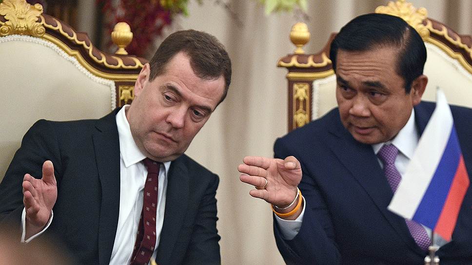 Председатель правительства России Дмитрий Медведев (слева) и премьер-министр Таиланда Прают Чан-Оча 