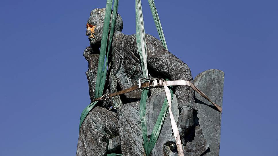 Кейптаун, ЮАР. Статуя Сесиля Джона Родса на территории Кейптаунского университета, подготовленная к перемещению из-за студенческих протестов
