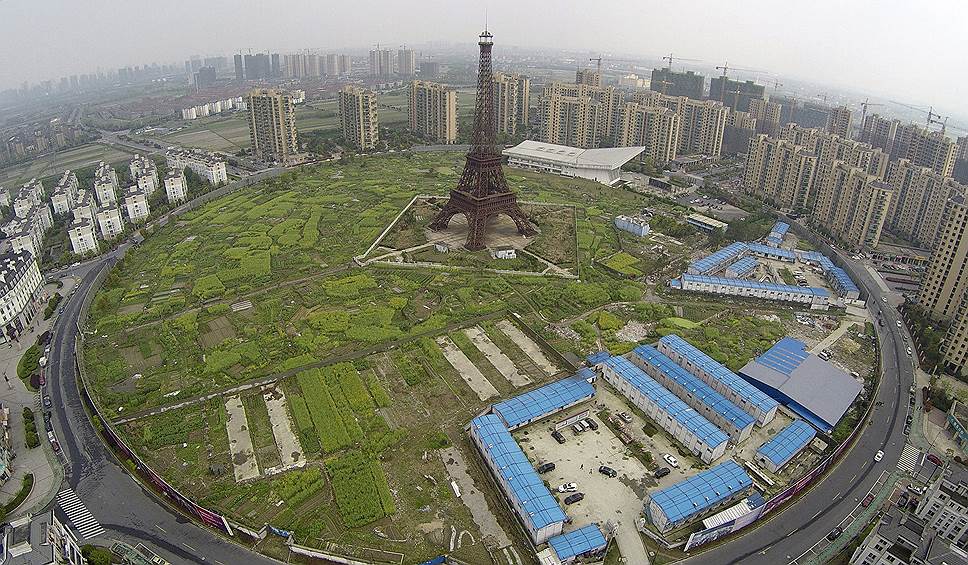 Ханчжоу, провинция Чжэцзян, Китай. Вид с воздуха на копию Эйфелевой башни в жилом районе города