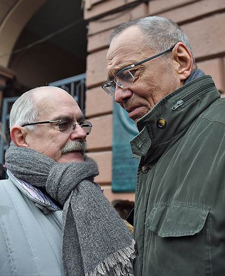 Председатель союза кинематографистов России, режиссер Никита Михалков (слева) и режиссер Андрон Кончаловский 