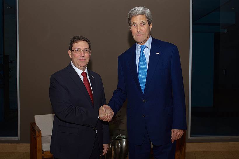Министр иностранных дел Кубы Бруно Родригес (слева) и госсекретарь США Джон Керри