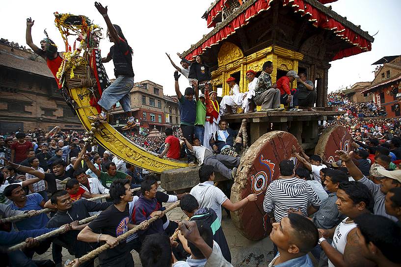 Бхактапур, Непал. Перетягивание колесницы бога Бхайрава в центре города Бхактапур во время фестивального празднования