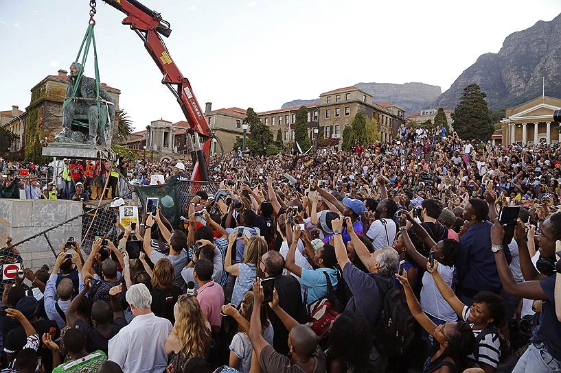 Кейптаун, ЮАР. Студенты окружили статую британского колонизатора Сесила Джона Родса, которую переносят из кампуса к университету Кейптауна