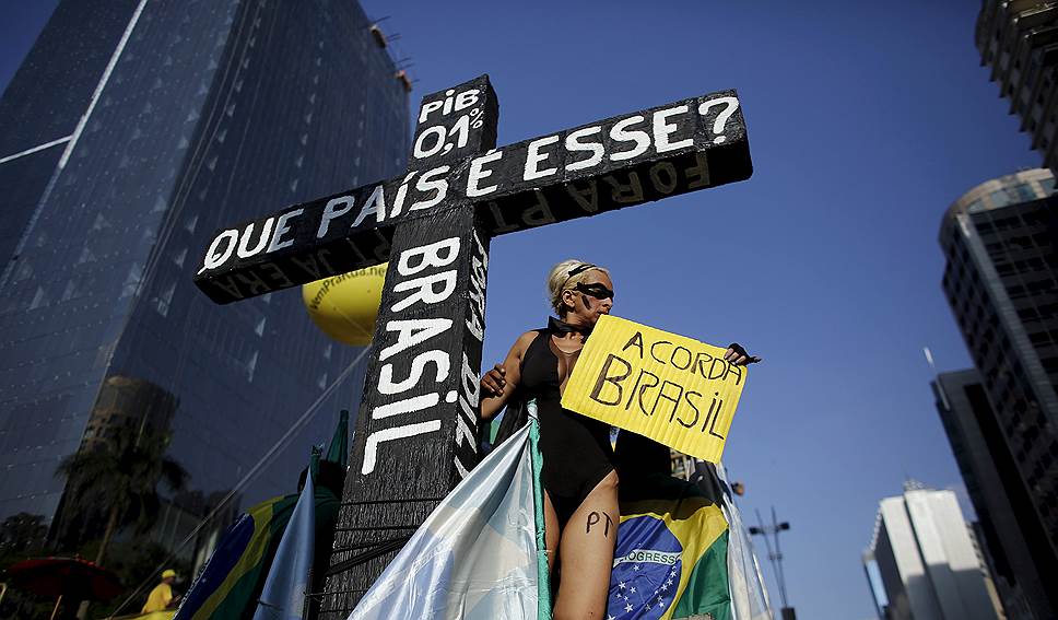 Бразилию охватили массовые беспорядки. До 700 тыс. человек вышли на улицы в 24 из 26 штатов страны выразить протест против коррупции, в которую оказались вовлечены бывшие руководители государственной нефтегазовой компании Petrobras, а также высокопоставленные лица из правящей Партии трудящихся — всего 54 человека
