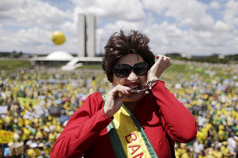 Для самой Дилмы Руссефф ситуация обернулся рекордным снижением рейтинга не только для нее самой, но и вообще для бразильских президентов за последние 20 лет