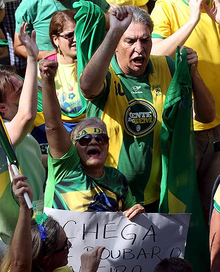 Протесты против коррупции в Petrobras обострились на фоне замедления темпов роста экономики, нарастания в Бразилии инфляции и безработицы, а также ослабления национальной валюты
