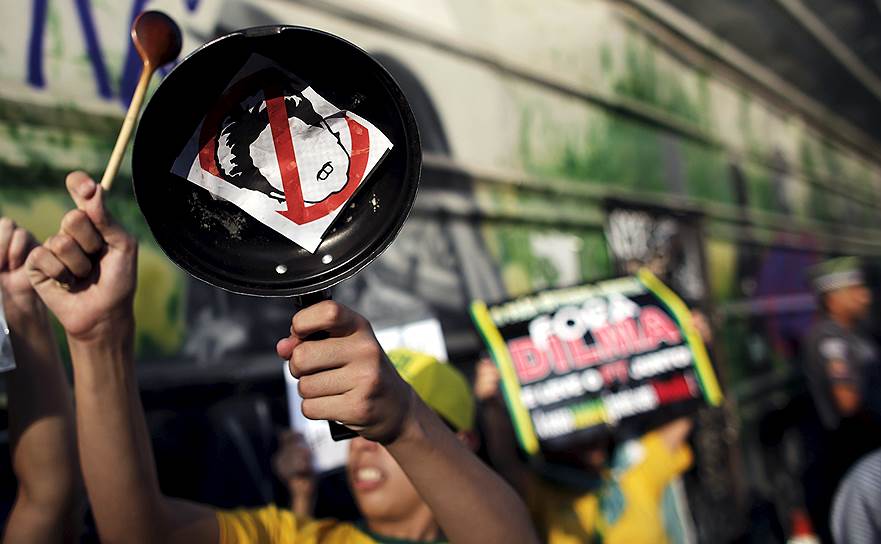 Под лозунгами против руководства страны в Сан-Паулу, по официальным данным, вышло до 275 тыс. человек
