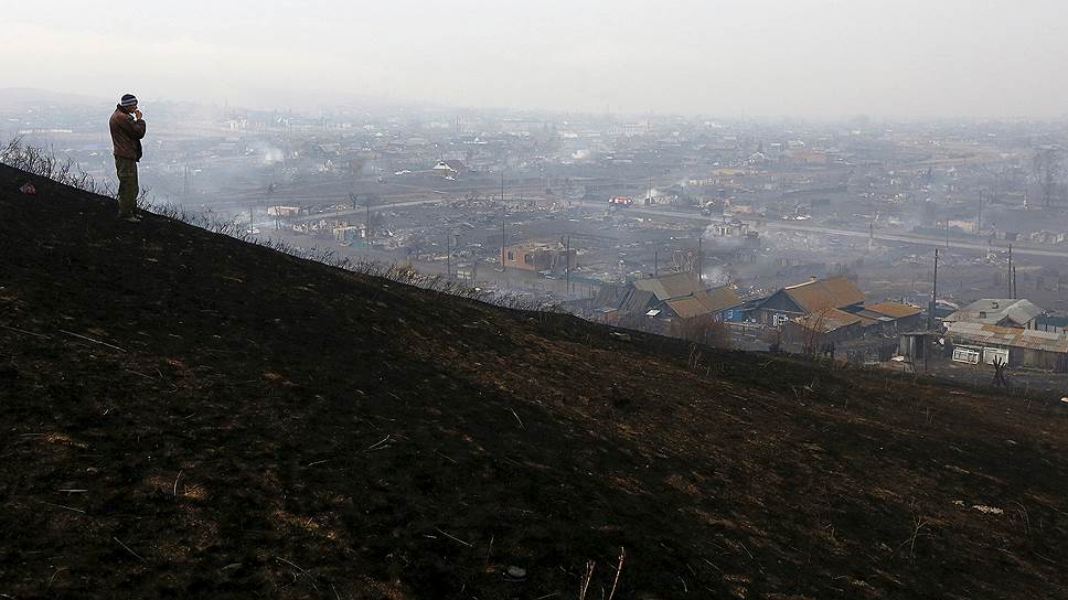 Хакасия, Россия. Мужчина смотрит на поселок Шира, сильно пострадавший из-за лесных пожаров