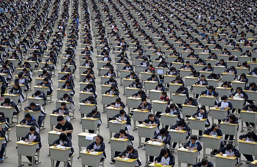 Ичуань, провинция Шэньси, Китай. Сдача экзаменов на игровой площадке местной школы