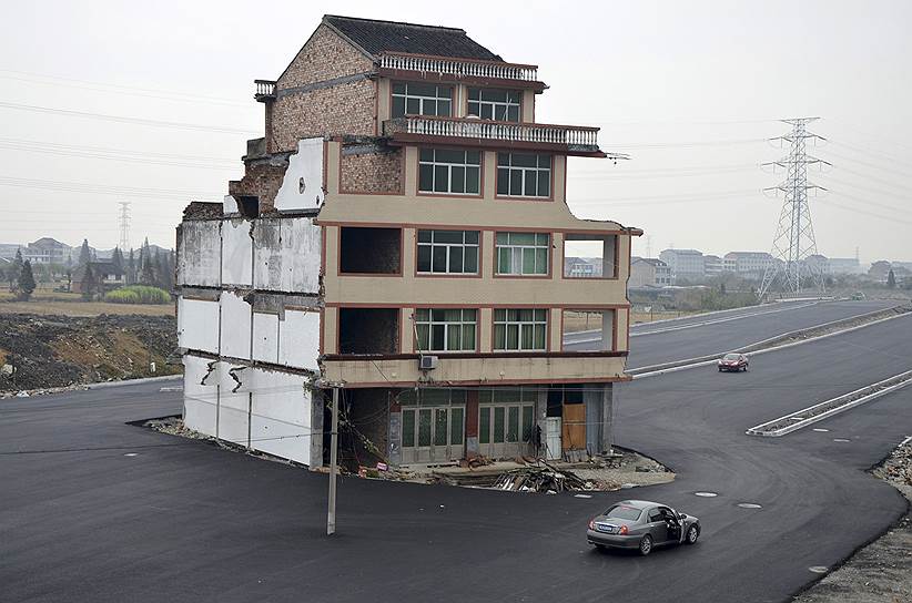 В китайском городе Вэньлин (провинция Чжэцзян)посреди проезжей части стоит дом, который не могут убрать из-за отказа владельцев подписывать документы о его сносе 
